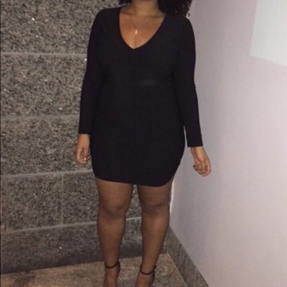 PrettyLittleThing Black V-Neck Mini Dress - Picture 3 of 3